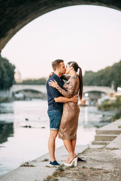 Pareja Feliz Atardecer Italia Sesión Fotos Verano Por Noche Roma — Foto de Stock