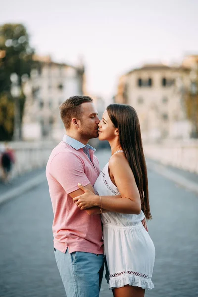 Casal Feliz Amanhecer Passear Pela Itália Manhã Sessão Fotos Verão — Fotografia de Stock