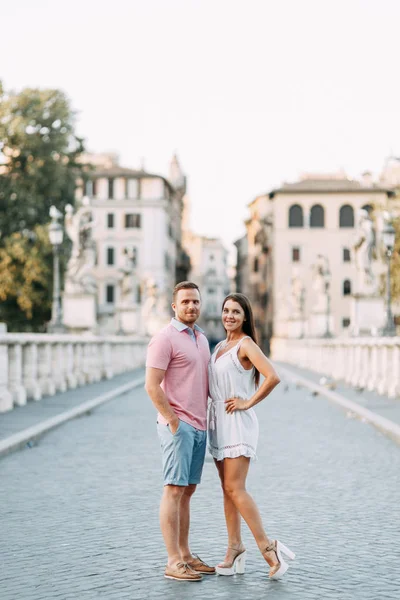 Šťastný Pár Úsvitu Procházky Itálii Ranní Fotka Římě — Stock fotografie