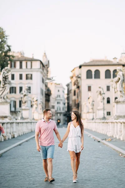 快乐的夫妇在黎明漫步在意大利 早上夏天在罗马拍照 — 图库照片
