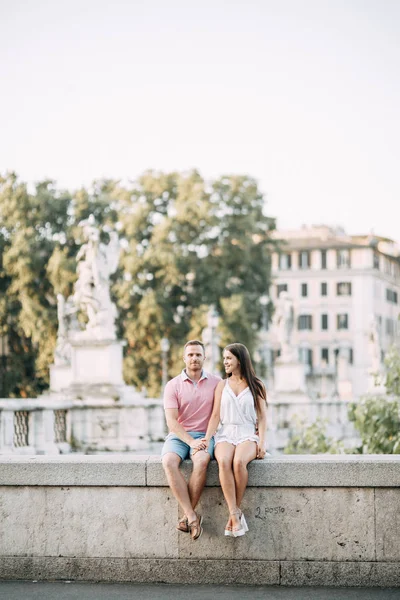 Şafakta Talya Gezinen Mutlu Bir Çift Roma Sabah Yaz Fotoğraf — Stok fotoğraf