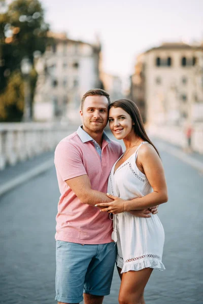 Pareja Feliz Amanecer Paseando Por Italia Sesión Fotos Verano Por —  Fotos de Stock