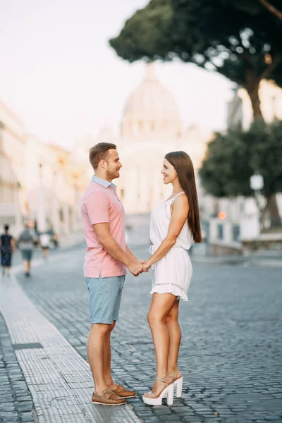 Happy Couple Bij Dawn Slenteren Italië Ochtend Zomer Fotoshoot Rome — Stockfoto