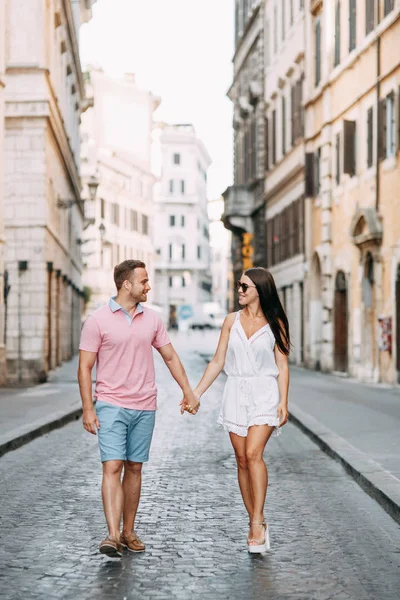 快乐的夫妇在黎明漫步在意大利 早上夏天在罗马拍照 — 图库照片
