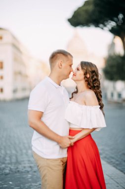 Şık sevgi dolu çift yürüyüş ve gülüyor. Roma sokaklarında düğün çekimi, İtalya. 