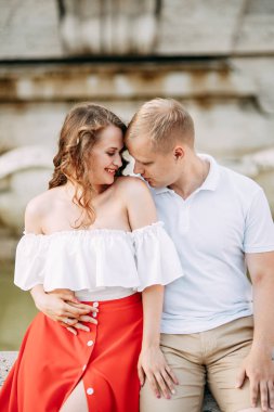 Şık sevgi dolu çift yürüyüş ve gülüyor. Roma sokaklarında düğün çekimi, İtalya. 