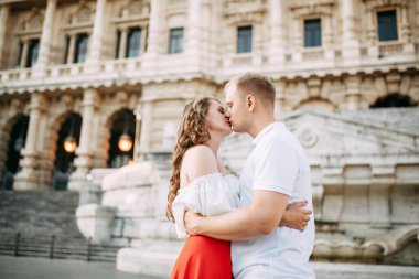 Şık sevgi dolu çift yürüyüş ve gülüyor. Roma sokaklarında düğün çekimi, İtalya. 