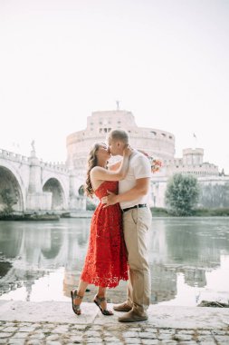 Şık sevgi dolu çift yürüyüş ve gülüyor. Roma sokaklarında düğün çekimi, İtalya. 