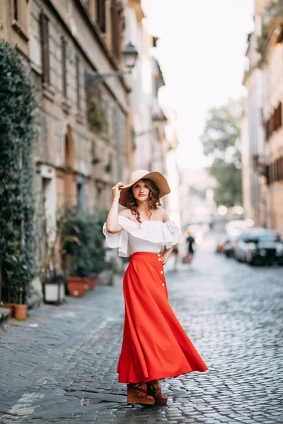 Kırmızı Elbiseli Şapkalı Bir Kızın Portresi Roma Sokaklarında Şık Gelin — Stok fotoğraf