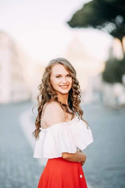 Retrato Uma Menina Vestido Vermelho Chapéu Noiva Elegante Nas Ruas — Fotografia de Stock