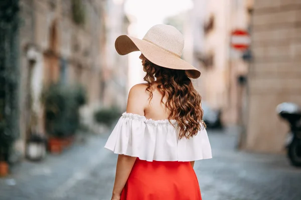 赤いドレスと帽子をかぶった少女の肖像 ローマの路上でスタイリッシュな花嫁 — ストック写真