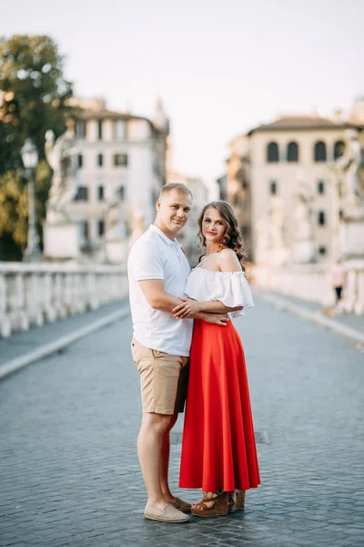 Elegante Coppia Amorevole Che Cammina Ride Riprese Nozze Strade Roma — Foto Stock