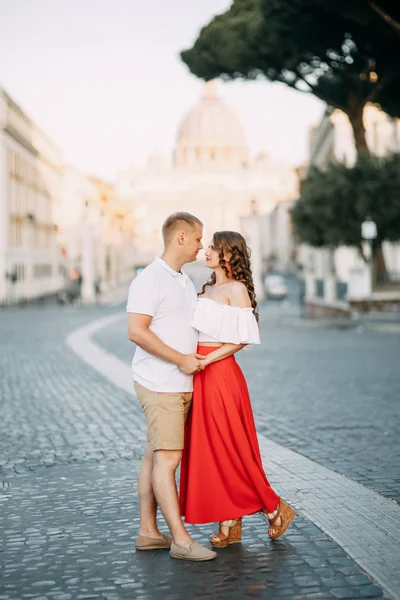 Stílusos Szerető Pár Gyaloglás Nevetve Esküvőfelvétel Utcáin Róma Olaszország — Stock Fotó