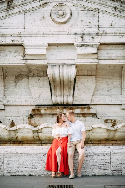 Стильна Любляча Пара Ходьба Сміх Весільна Зйомка Вулицях Риму Італія — стокове фото