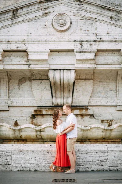 Elegante Pareja Amorosa Caminando Riendo Sesión Bodas Las Calles Roma — Foto de Stock