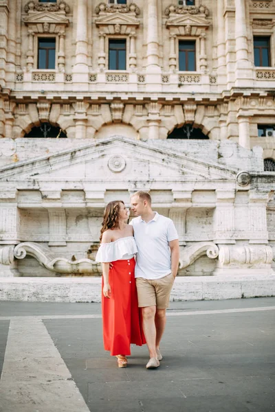 Stylový Milující Pár Chůze Smích Svatební Střelba Ulicích Říma Itálie — Stock fotografie