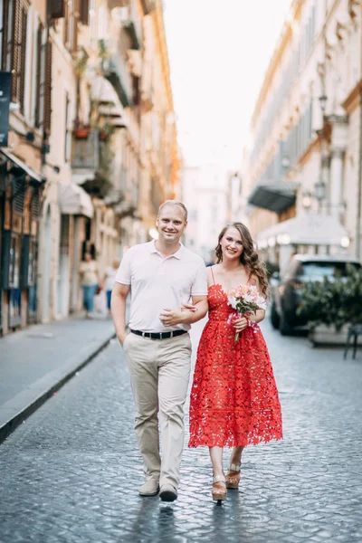 Κομψό Ζευγάρι Που Περπατάει Και Γελάει Γαμήλια Γυρίσματα Στους Δρόμους — Φωτογραφία Αρχείου