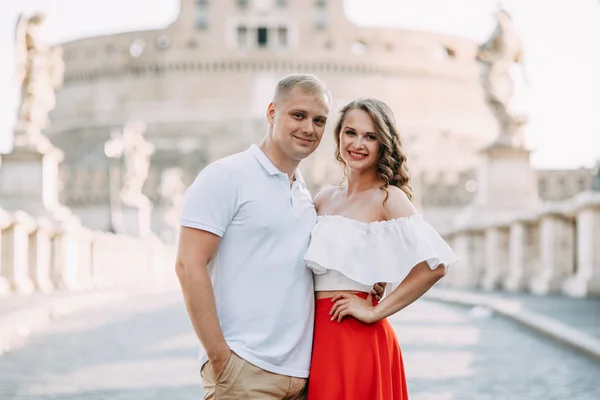 Elegante Pareja Amorosa Caminando Riendo Sesión Bodas Las Calles Roma —  Fotos de Stock