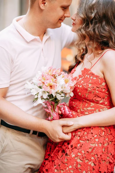 Stilvolles Liebespaar Beim Gehen Und Lachen Hochzeitsshooting Auf Den Straßen — Stockfoto