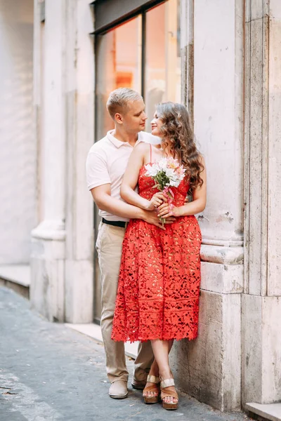 Elegante Pareja Amorosa Caminando Riendo Sesión Bodas Las Calles Roma —  Fotos de Stock