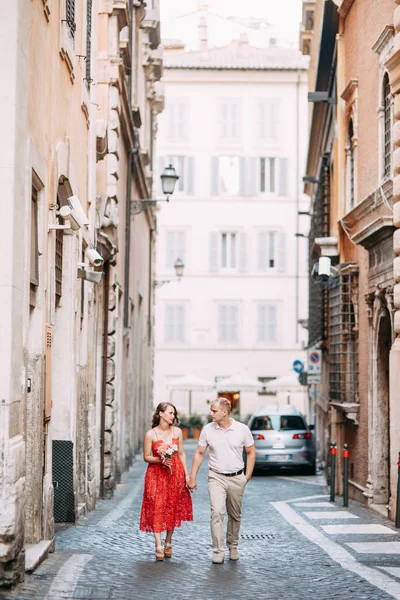 Şık Sevgi Dolu Çift Yürüyüş Gülüyor Roma Sokaklarında Düğün Çekimi — Stok fotoğraf