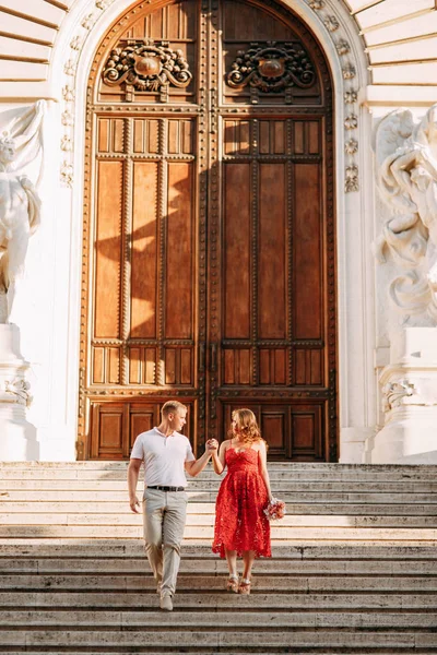 时尚可爱的夫妇走和笑 意大利罗马街头的婚礼拍摄 — 图库照片