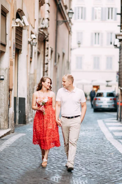Stylový Milující Pár Chůze Smích Svatební Střelba Ulicích Říma Itálie — Stock fotografie