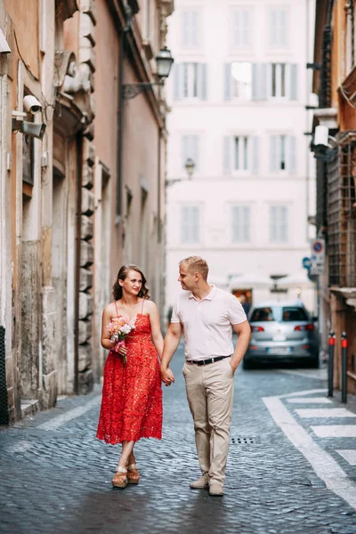 Stylový Milující Pár Chůze Smích Svatební Střelba Ulicích Říma Itálie — Stock fotografie