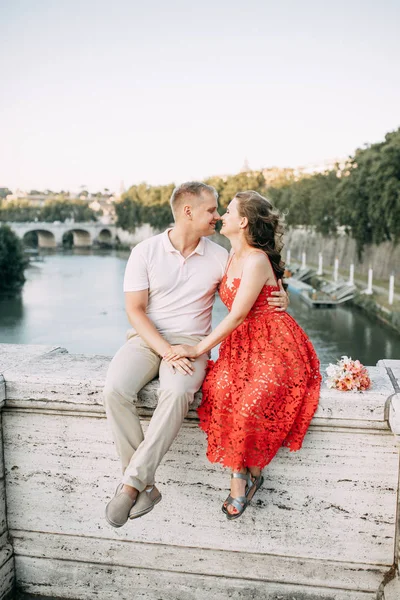 Elegante Pareja Amorosa Caminando Riendo Sesión Bodas Las Calles Roma — Foto de Stock