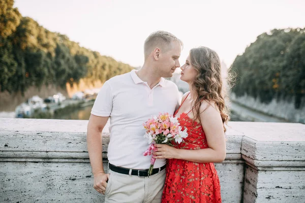 Stylový Milující Pár Chůze Smích Svatební Střelba Ulicích Říma Itálie — Stock fotografie