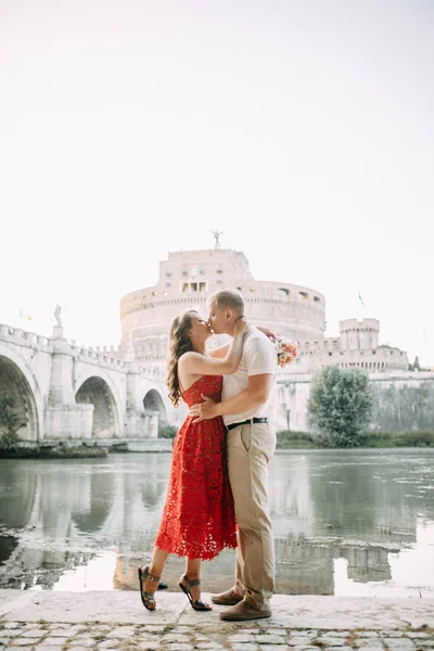 Стильна Любляча Пара Ходьба Сміх Весільна Зйомка Вулицях Риму Італія — стокове фото