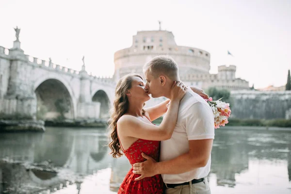 Elegante Pareja Amorosa Caminando Riendo Sesión Bodas Las Calles Roma — Foto de Stock