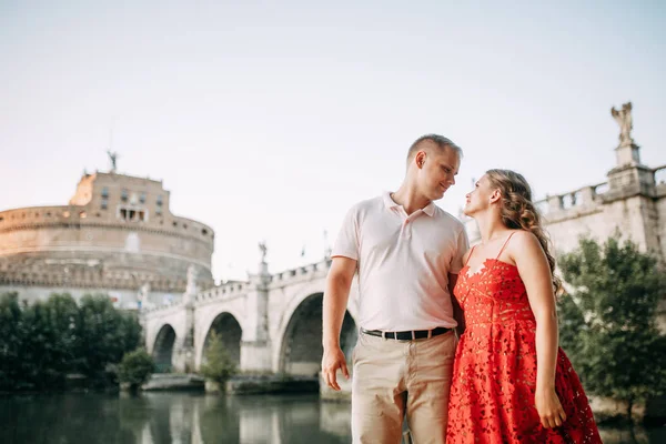 Stylový Milující Pár Chůze Smích Svatební Střelba Ulicích Říma Itálie — Stock fotografie