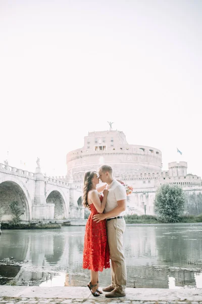 Elegante Pareja Amorosa Caminando Riendo Sesión Bodas Las Calles Roma —  Fotos de Stock