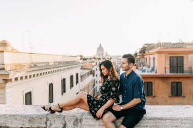 İtalya'da düğün fotoğrafçılığı. Roma sokaklarında yürüyen çift, gezi ve panoramik manzaralar. 