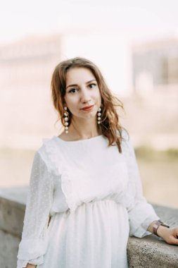 İtalya'da gelindüğün fotoğraf çekimi. Roma sokaklarında şık bir kız portresi. 