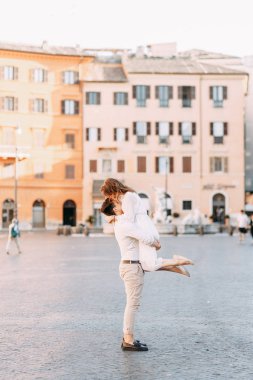  Avrupa tarzında güzel şık çifti. Roma sokaklarında düğün fotoğraf çekimi.
