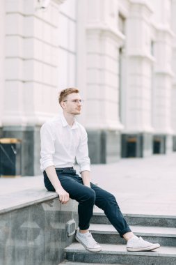  Damadın portreleri. Güzel sanatlar Avrupa tarzında şık bir düğün.