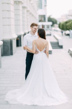  Sokaktaki çift. Güzel sanatlar Avrupa tarzında şık bir düğün.