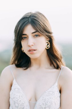 Gün batımı ile doğada uzun elbiseli gelin. Güzel sanatlar Avrupa tarzında şık bir düğün. 