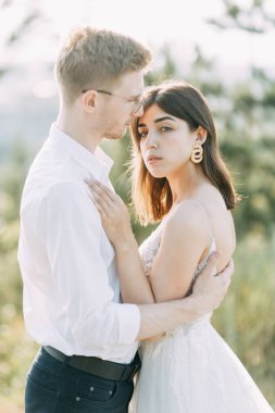 Gün batımında dışarıda mutlu bir çift. Güzel sanatlar Avrupa tarzında şık bir düğün. 