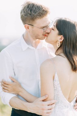 Gün batımında dışarıda mutlu bir çift. Güzel sanatlar Avrupa tarzında şık bir düğün. 