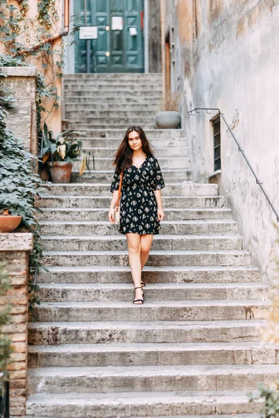 Utazás Blogger Városnézés Portréi Egy Szép Lány Utcáin Róma — Stock Fotó