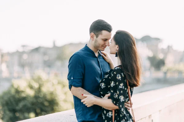 Fotografia Casamento Itália Casal Andando Pelas Ruas Roma Passeios Turísticos — Fotografia de Stock