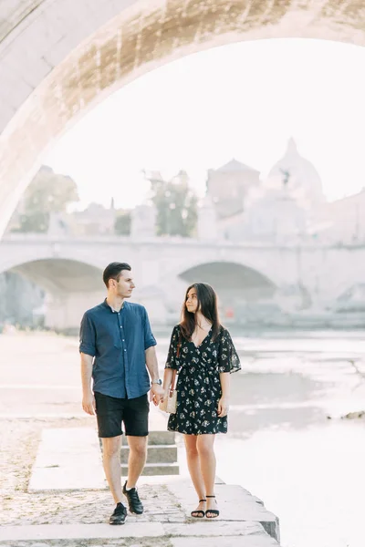 意大利的婚礼摄影 夫妇走罗马的街道 观光和全景 — 图库照片