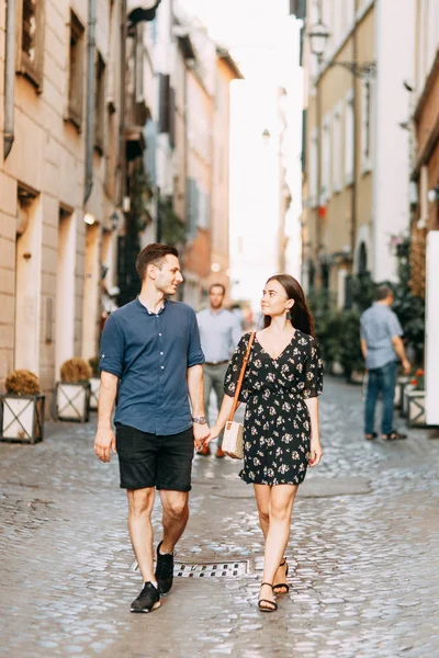 意大利的婚礼摄影 夫妇走罗马的街道 观光和全景 — 图库照片