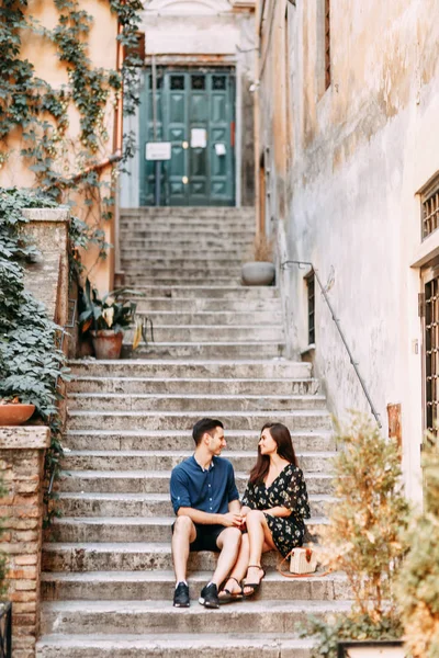 Fotografia Casamento Itália Casal Andando Pelas Ruas Roma Passeios Turísticos — Fotografia de Stock