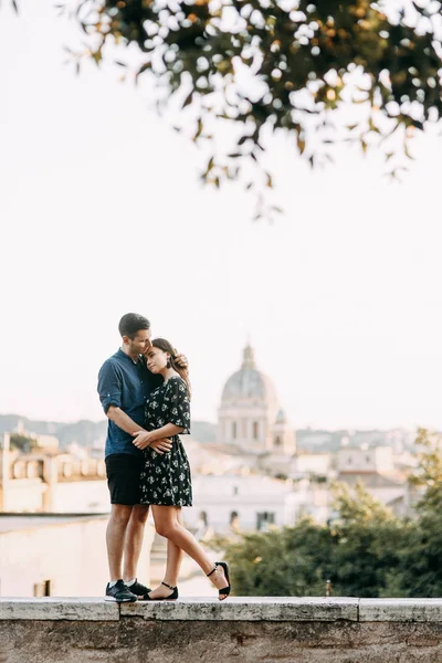 イタリアでの結婚式の写真 ローマの通りを歩くカップル 観光とパノラマの景色 — ストック写真