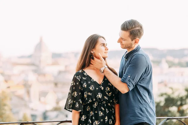 Fotografia Casamento Itália Casal Andando Pelas Ruas Roma Passeios Turísticos — Fotografia de Stock