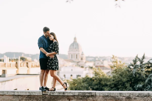 Svatební Fotografie Itálii Pár Ulic Říma Vyhlídkové Panoramatické Výhledy — Stock fotografie